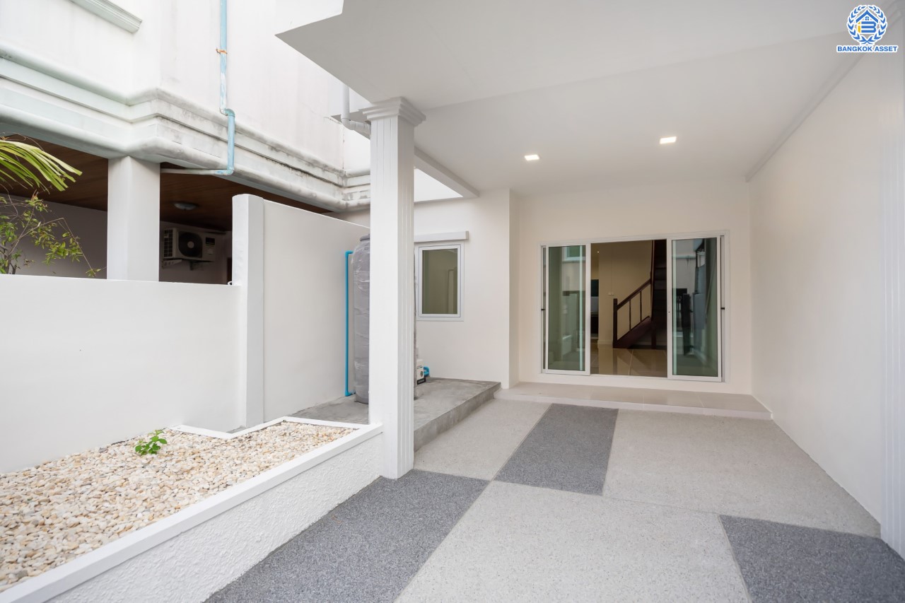 บ้านมือสองตกแต่งใหม่ ม.พิบูลย์การ์เด้นวิลล์ พิบูลย์สงคราม-พระราม5 เนื้อที่ 18 ตร.ว. ฟังก์ชัน 3 ห้องนอน 2 ห้องน้ำ จอดรถได้ 1 คัน บนสุดยอดทำเล! เชื่อมถนนพิบูลย์สงคราม, วงศ์สว่าง, นครอินทร์ และติวานนท์ ใกล้จุดขึ้นทางด่วนศรีรัช-วงแหวนรอบนอก ใกล้รถไฟฟ้า "สถานีแยกติวานนท์"...